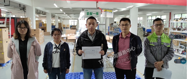 劉總經理頒發授權證書 劉總經理頒發授權證書